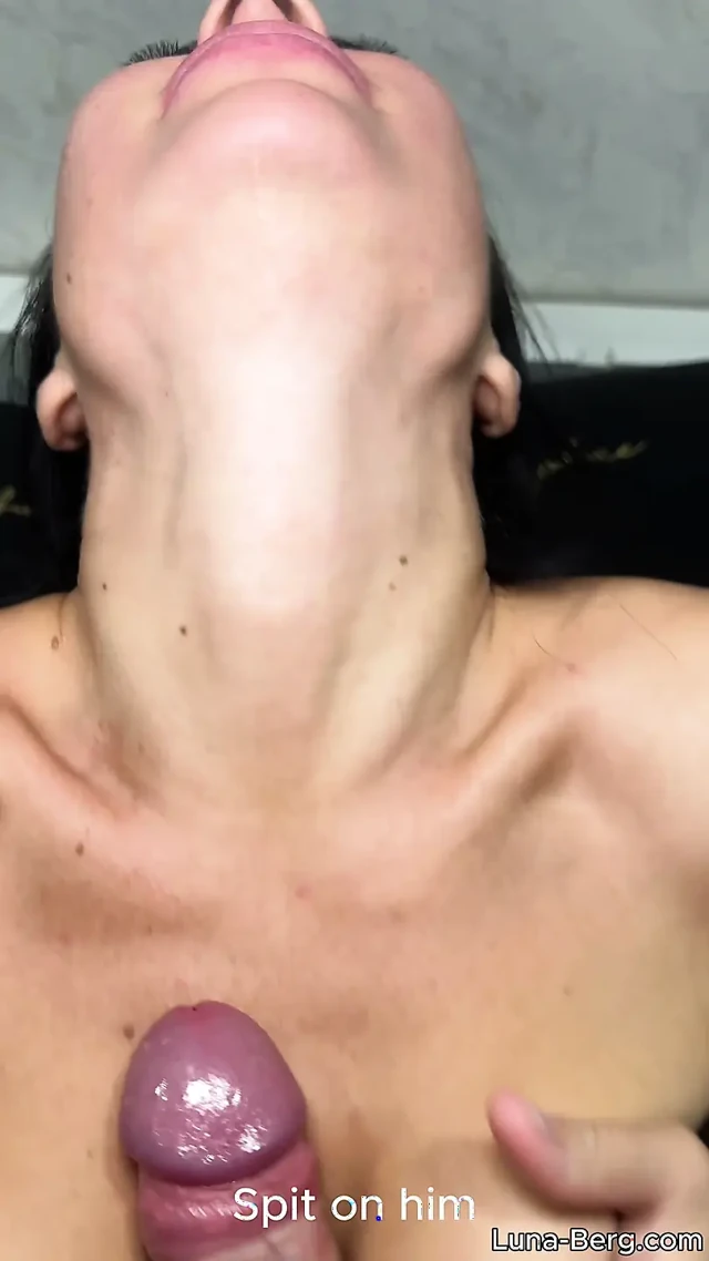 Komşu beni aldı ve onu sert emdim, ters kovboy kıza bindi, onu götüme boşalttı