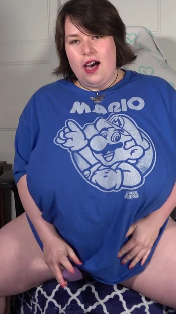 Знаковый момент из "Геймерша с массивными сиськами кончает с палочкой-вибратором в футболке"