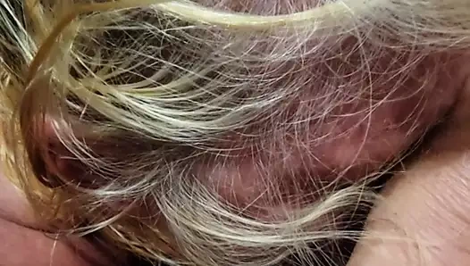 Orta yaşlı seksi kadın yarak emiyor ve fışkırtıyor