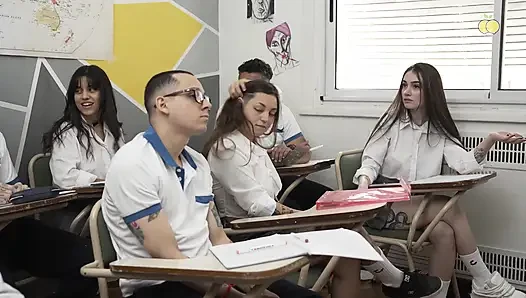 Instituto Limón Bölüm 1 Matematik Öğretmeni, İki Sınıf Arkadaşına Çok Özel Bir Şekilde Paylaşmayı Öğretiyor