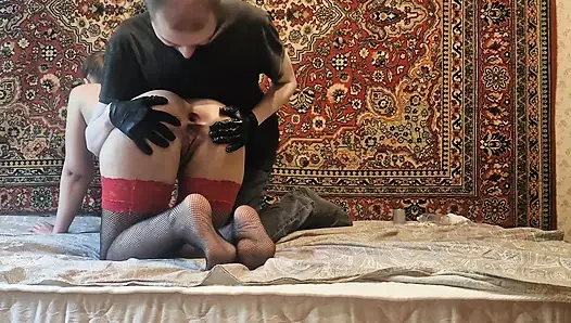 Adam kız arkadaşını parmaklıyor ve yumruk atıyor ve göt deliğini esnetiyor