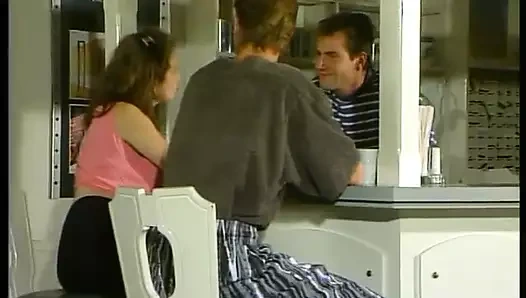 Sevimli genç sürtüğün 2 yarağa ihtiyacı var