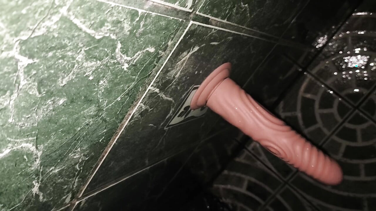 Banyoda dildo ve yarakla