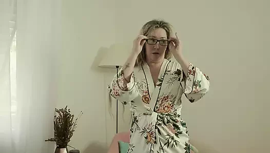 Yaramaz aile - ateşli zenci adam orta yaşlı seksi kadını uyandırıyor ve istediğini veriyor...