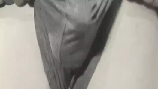 Genç oğlan gömlek dışında pantolon eğitimi yapıyor