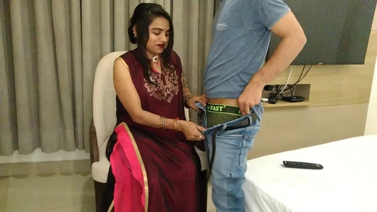 Devar ne akeli bhabhi ko pel ke boor faad diya