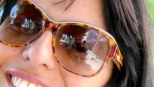 Татуированную крошку с темноволосой сняли для траха на пляже