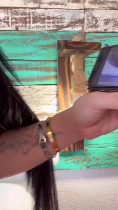 Знаковый момент из "Горячая брюнетка трахает официантку, которая была поклонником и работала в постоялой девушке"