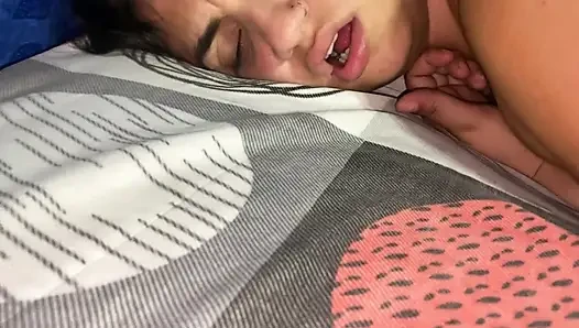 Büyük götlü kız kocası onu memnun etmediğinden arkadaşına başka bir kadınla yapmayı öğretiyor