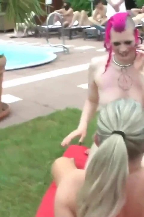 Serseri orta yaşlı seksi kadınlar bukkake partisinde grup seks