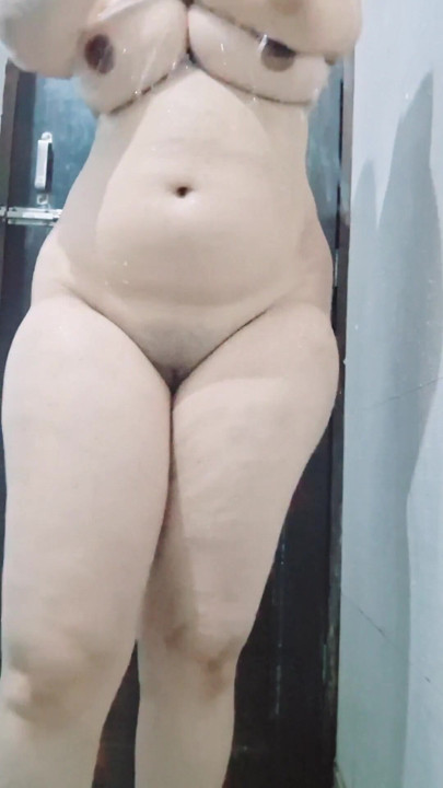 Üniversiteli kız yazdan sonra sert banyo yapıyor ateşli seksi | Klip 1