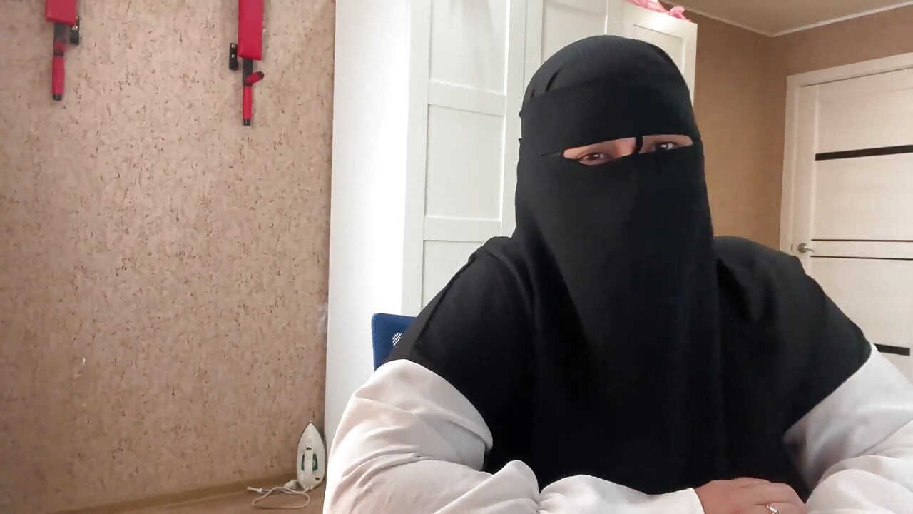 Büyük memeli Arap orta yaşlı seksi kadın web sohbetinde oturuyor