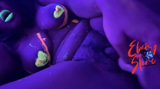 Bu neon abanoz milf bağırır ve inler