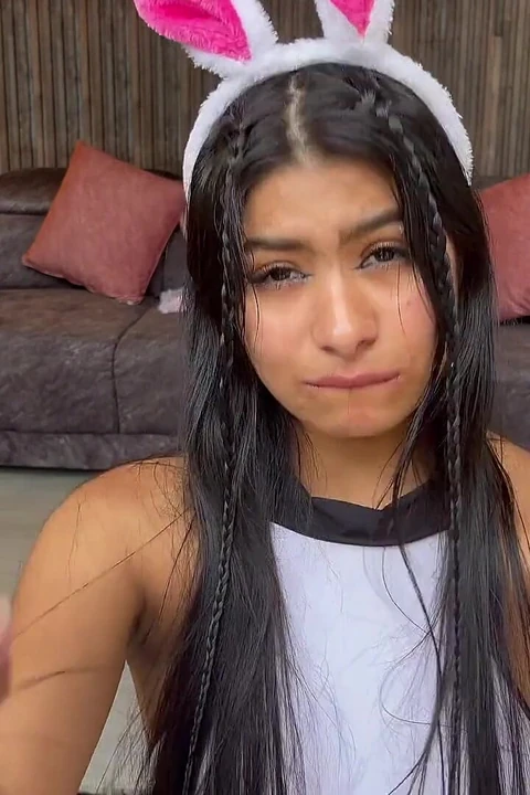 Красивая девушка трахает два члена одновременно