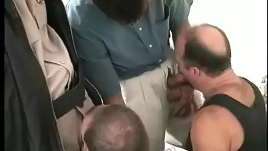 Yaramaz şef polisin büyük yarağını emiyor