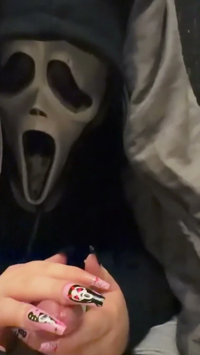 Horny Ghostface Kız Battaniyenin Altında Acımasızca Sikimi Okşadı - Hayatımın En İyi Rüyası Cadılar Gecesi (Uzun Tırnaklar) | Klip 1
