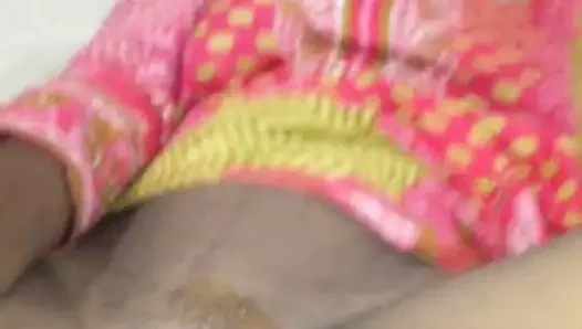 Hintli hizmetçi ampul 2 ile eğleniyor