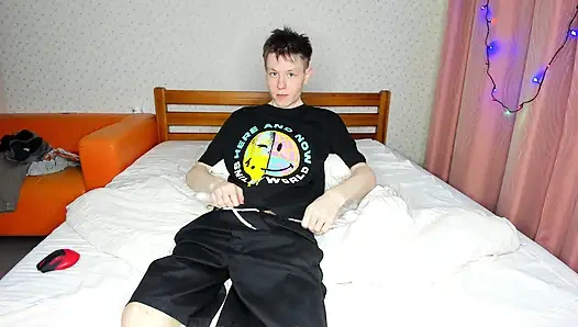 Taze adam boşalmak için sızdıran yarağı tokatlıyor