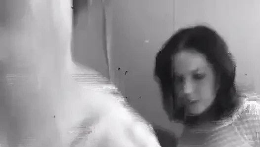 Fileli baştan çıkarıcı esmer sahne arkasında yarak emiyor ve amcığını yalıyor