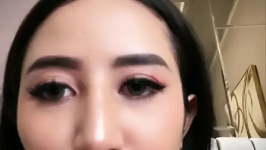 Erkek arkadaşına aşık olan ve erkek arkadaşına aşık olan güzel bir kız