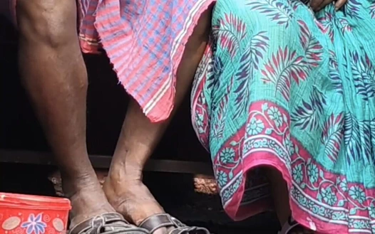 Yenge ve Dewar açık havada banyoda seks