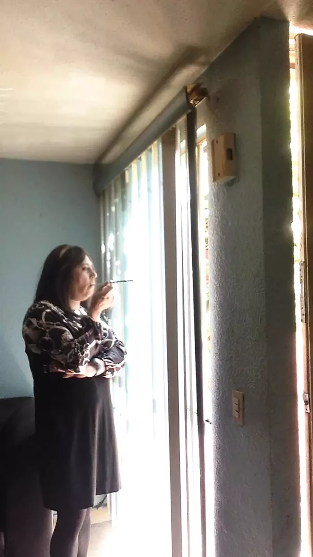 Travesti sigara içen kadın