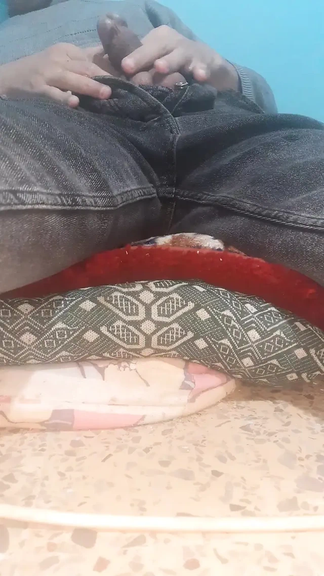 Penisi pantolondan çıkarıyor