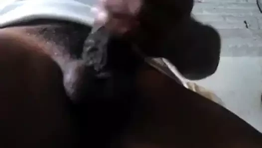 Negro maduro mostrando o pau
