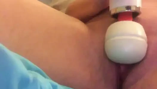 Milf am dolu ile boşalmak ve sonra hitachi gider vahşi