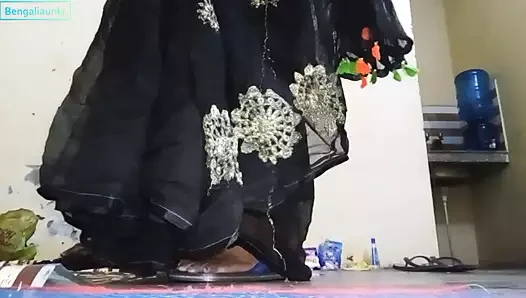 Bengalli teyze kapda dho rahi thi chut dikha kar