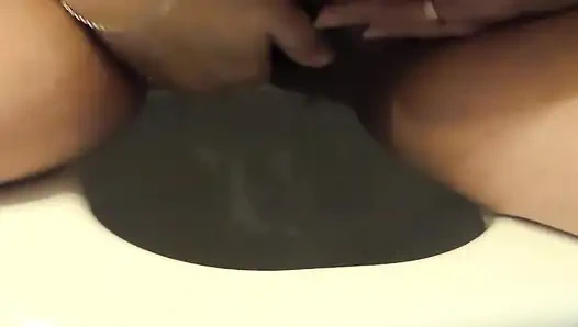 Jen'in tuvalete işerken yakın çekim