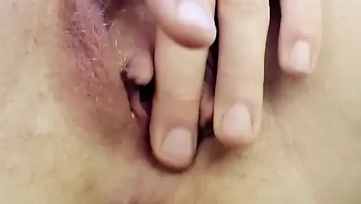 Kızıl saçlı utv'i çiftlikte çıplak mastürbasyon yapıyor ve her yere fışkırtıyor