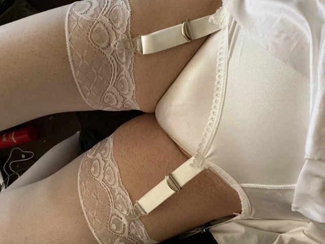 Beyaz saten külot ve iç çamaşırı