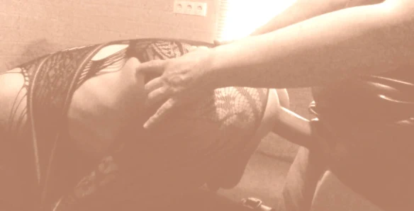 Bağlı kadın kılıklı kadın için acımasız takma yarakla sikişiyor