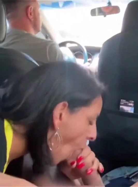 Evli kadın direksiyonda kocasıyla beni emiyor