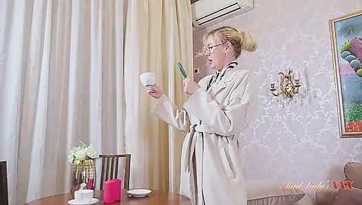 Auntjudysxxx - azgın orta yaşlı seksi kadın uçuş görevlisi Mishel otel odasında bir yabancıyla sikişiyor
