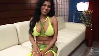 Büyük memeli Alexis Amore götten sikiliyor