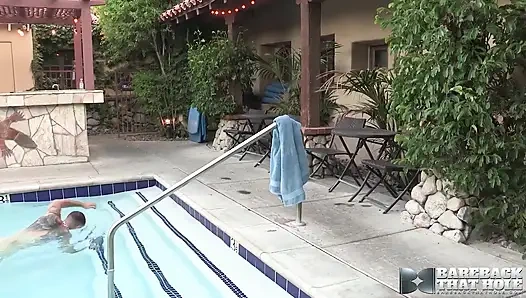 Prezervatifsizbu delikten sikiliyor Jason Angel Ryan Carter tarafından prezervatifsiz sikiliyor