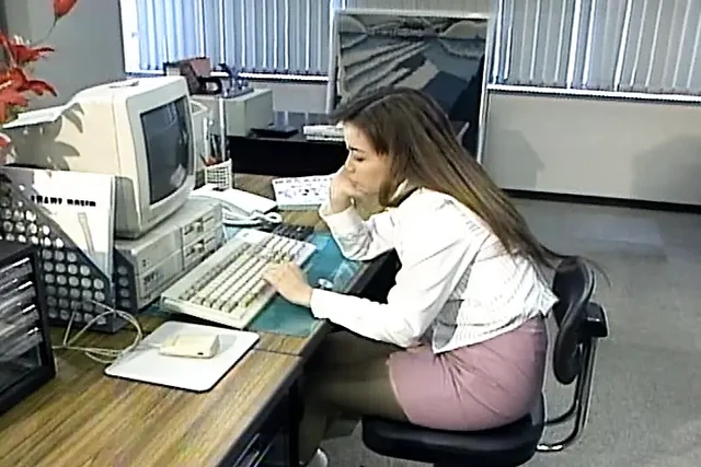 Azgın Asyalı sekreter kıllı amını parmaklıyor