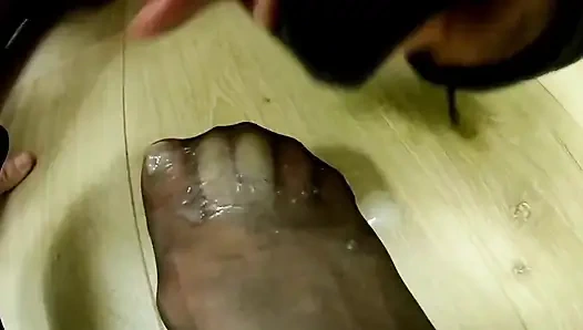 İki mahvolmuş orgazm - şimdi naylon ayaklarımdan yala köle