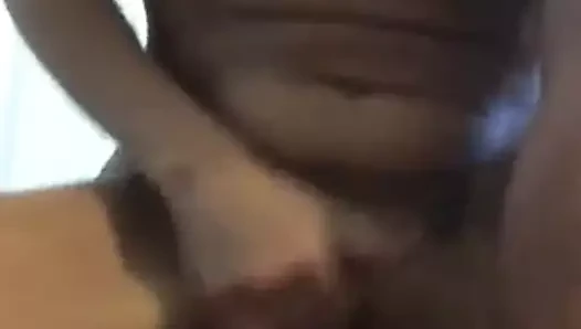 H oyuncağını sürüyor ve klitorisini titretiyor