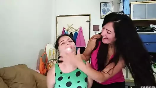 Gürültülü kız seksi orta yaşlı seksi üvey anne tarafından ağzının ağzını kapatıyor