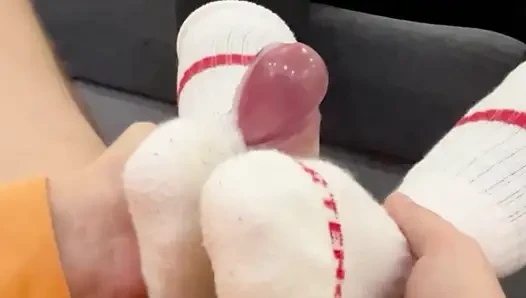 Televizyonun önünde sessiz bir akşam, bir suç ortaklığı anı haline geliyor