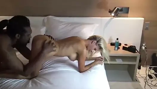 Sarışın gelin ancak kocasının büyük siyah horoz alır