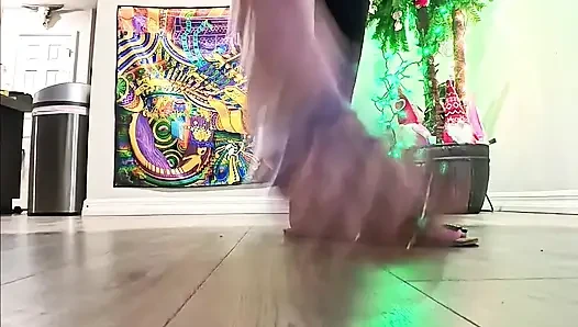 6'7 dev kadın sandaletle toprağı parçalıyor yoğun yavaş mo stomps bakış açısı