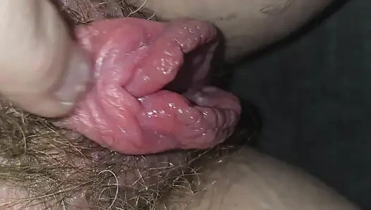 Edepsizce konuşan fahişe klitorisini pompalıyor ve iyi bir küçük fahişe gibi boşalıyor.