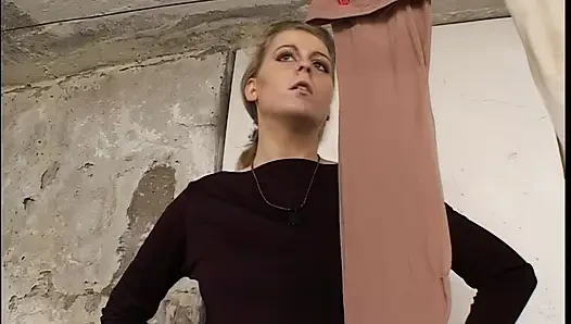 Sarışın bebeğin vahşi çamaşır odasında elle muamele ve orgazm
