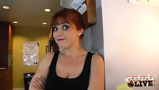 Güzel velet kuruş pax onu susturmak için üvey babasına vuruyor!