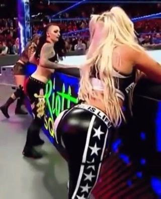 Liv morgan - göt şaplakta canlı