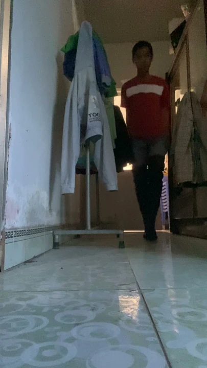 Diz üstü çizmelerle yürüme